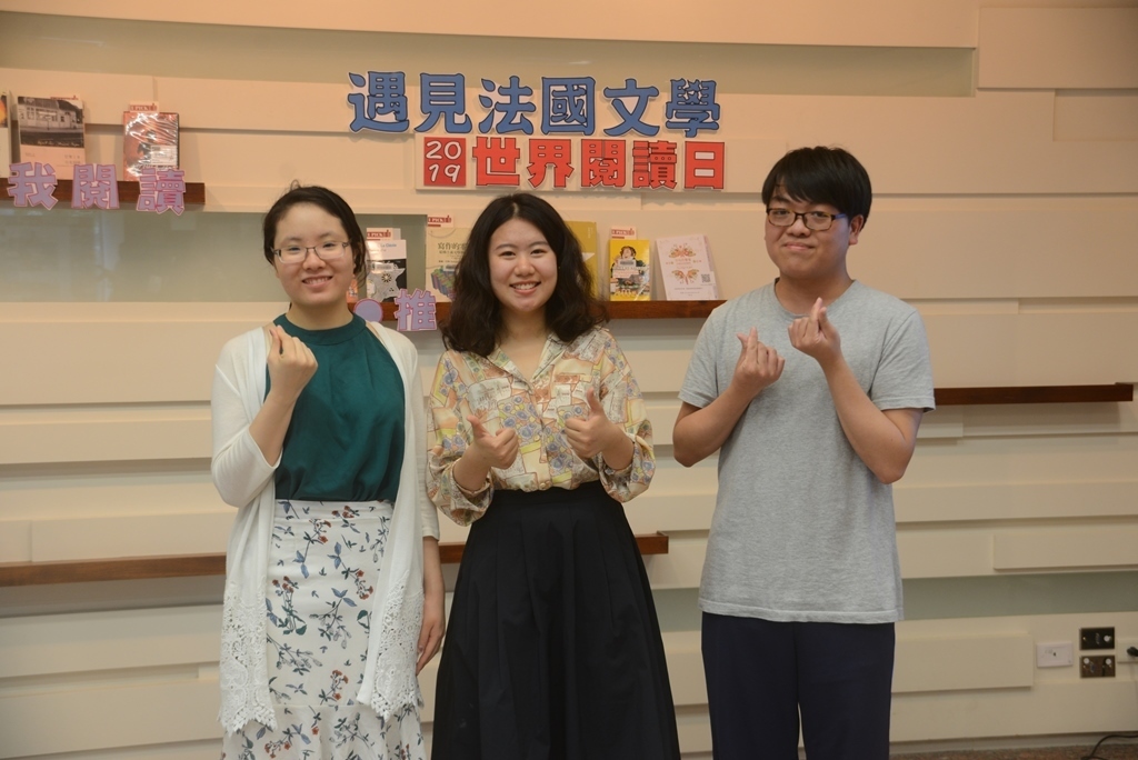 照片中人物为参加法文朗读得奖同学